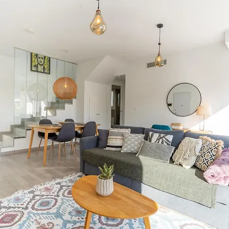 Azure Escape Villa, By United Renters Chalet *