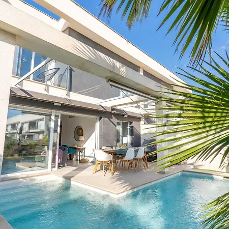 Σαλέ Azure Escape Villa, By United Renters